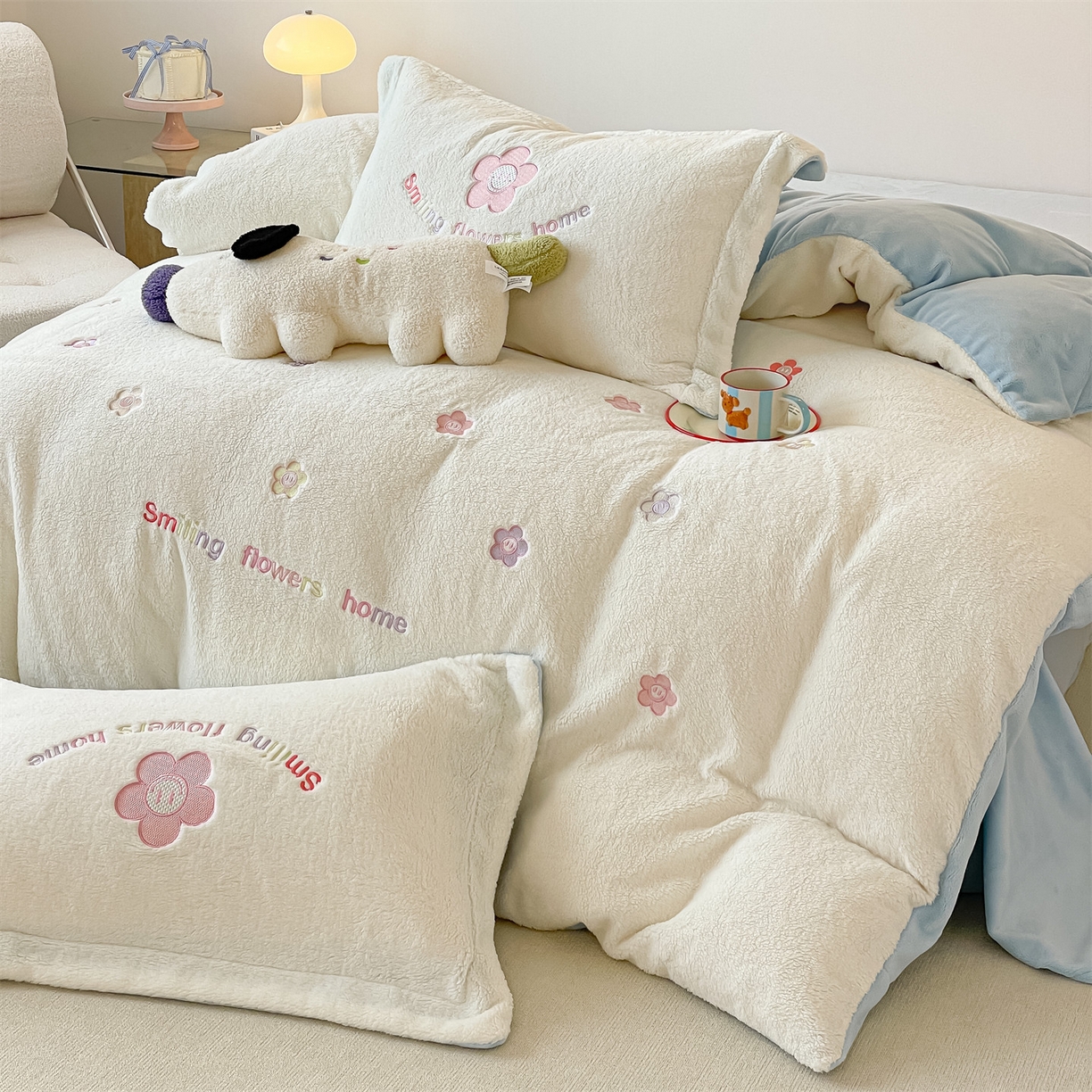 91家纺网 家纺一手货源 找家纺 梦幻之城 2025新款牛奶绒四件套洛可可-朵绒系列 太阳花-奶白+天空蓝