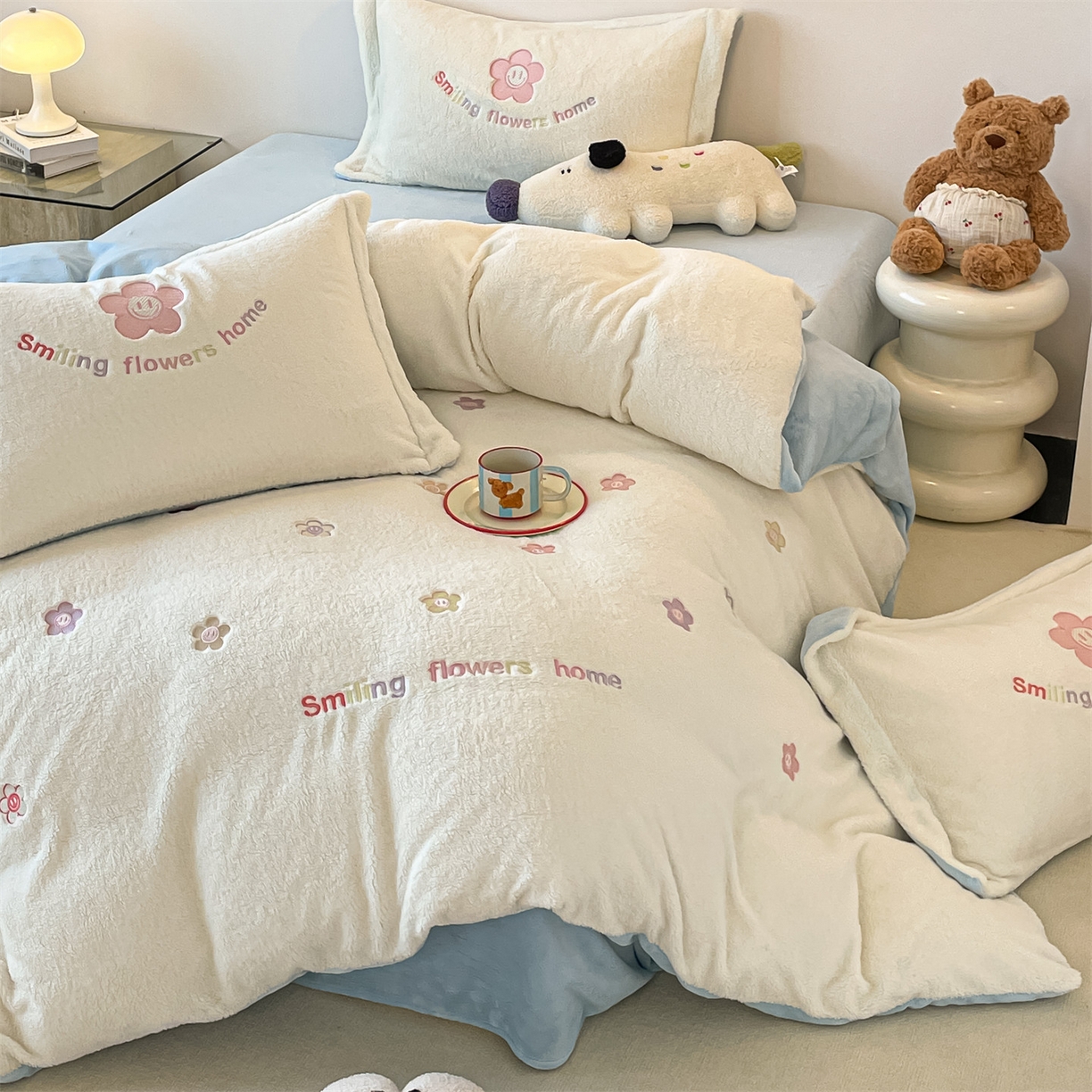 91家纺网 家纺一手货源 找家纺 梦幻之城 2025新款牛奶绒四件套洛可可-朵绒系列 太阳花-奶白+天空蓝