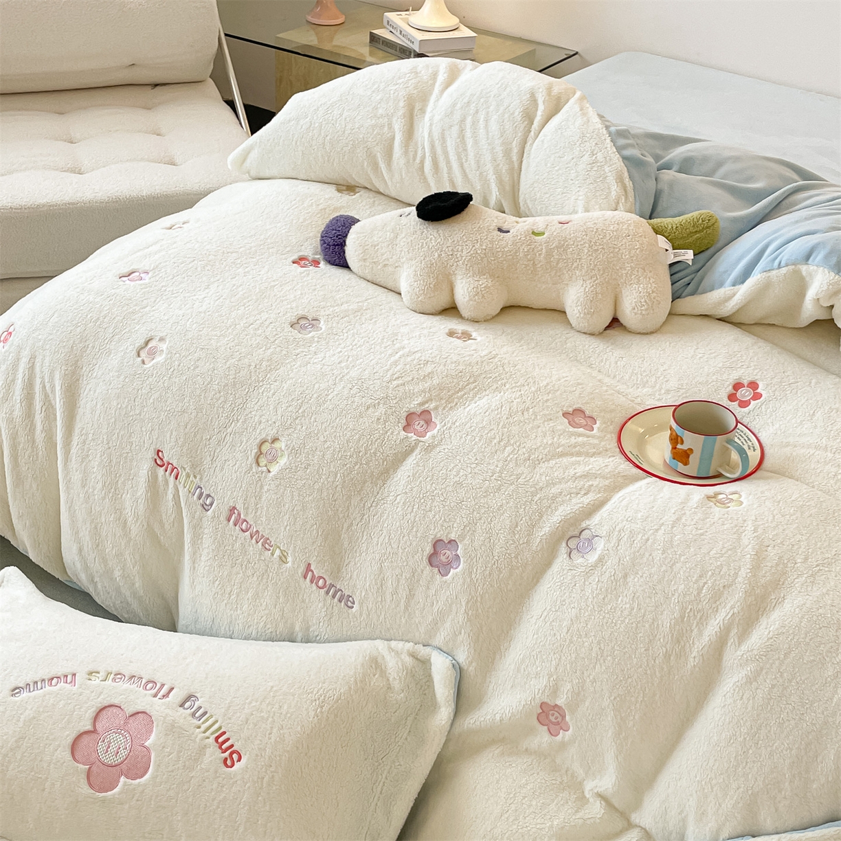 91家纺网 家纺一手货源 找家纺 梦幻之城 2025新款牛奶绒四件套洛可可-朵绒系列 太阳花-奶白+天空蓝