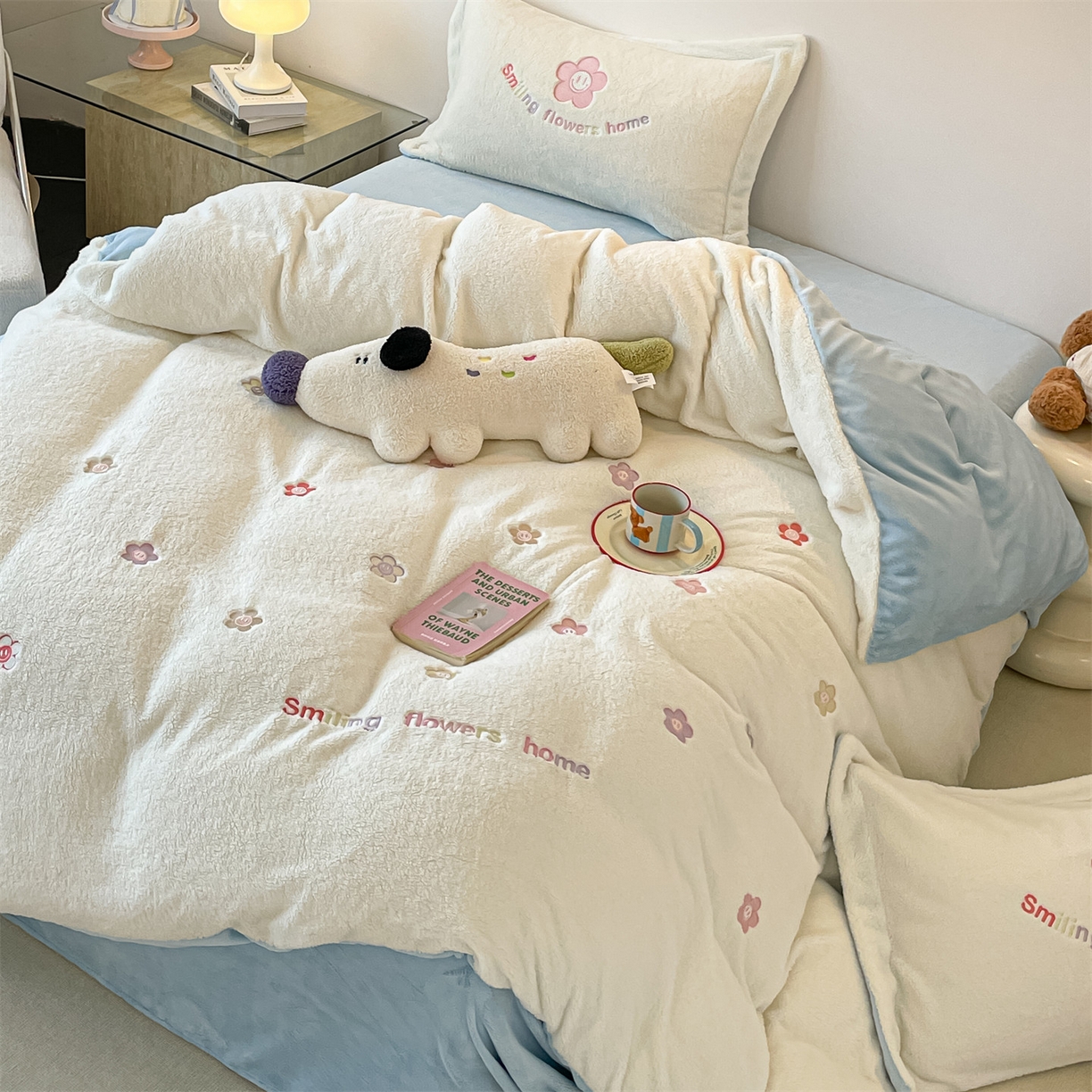 91家纺网 家纺一手货源 找家纺 梦幻之城 2025新款牛奶绒四件套洛可可-朵绒系列 太阳花-奶白+天空蓝