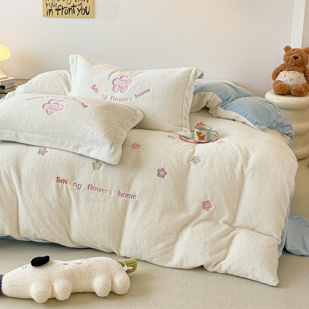 91家纺网 家纺一手货源 找家纺 梦幻之城 2025新款牛奶绒四件套洛可可-朵绒系列 太阳花-奶白+天空蓝