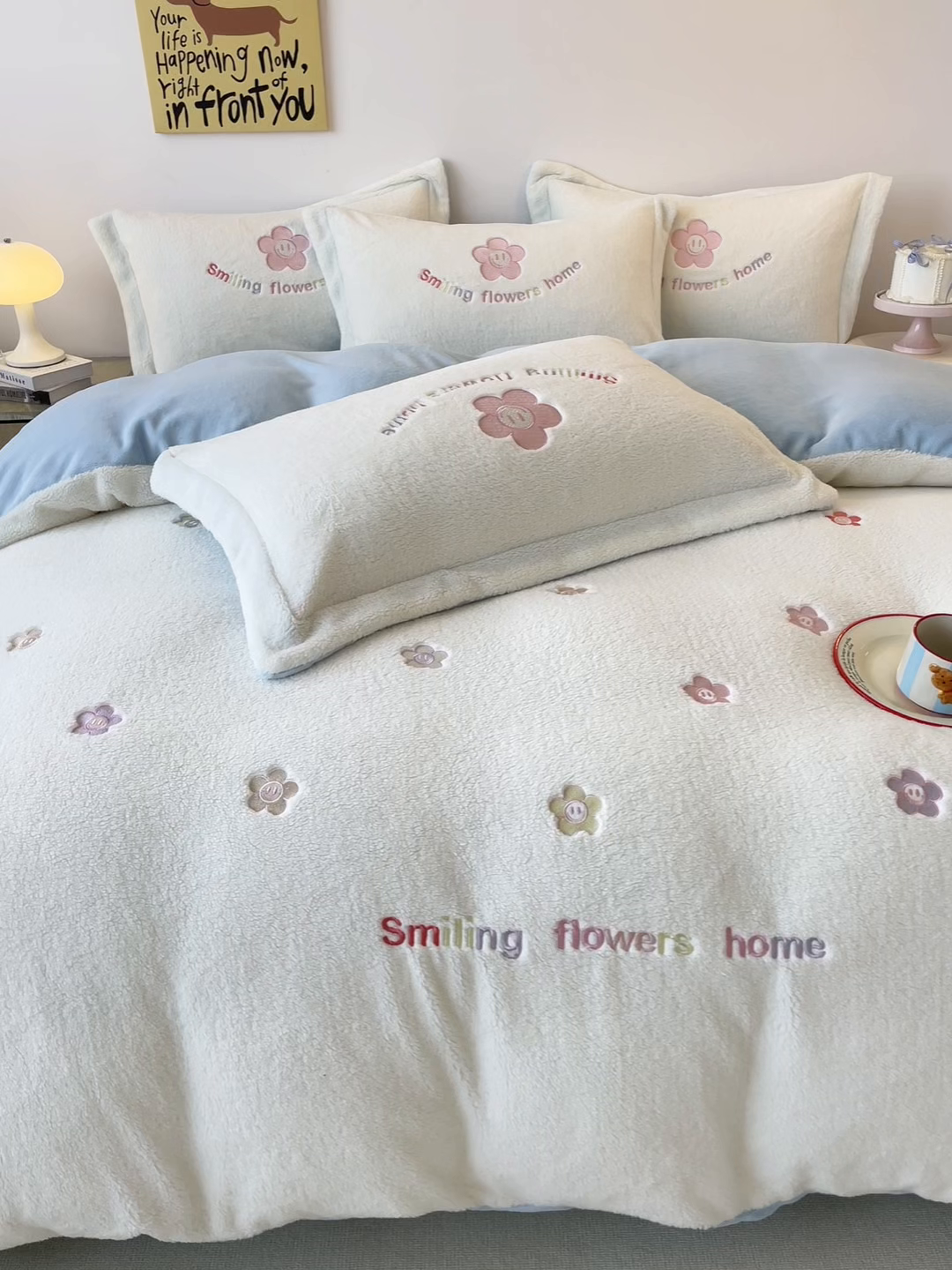 91家纺网 家纺一手货源 找家纺 梦幻之城 2025新款牛奶绒四件套洛可可-朵绒系列 太阳花-奶白+天空蓝