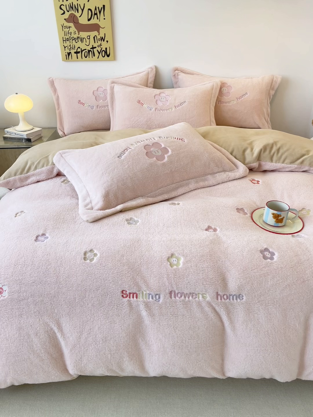 91家纺网 家纺一手货源 找家纺 梦幻之城 2025新款牛奶绒四件套洛可可-朵绒系列 太阳花-靓粉+香槟色