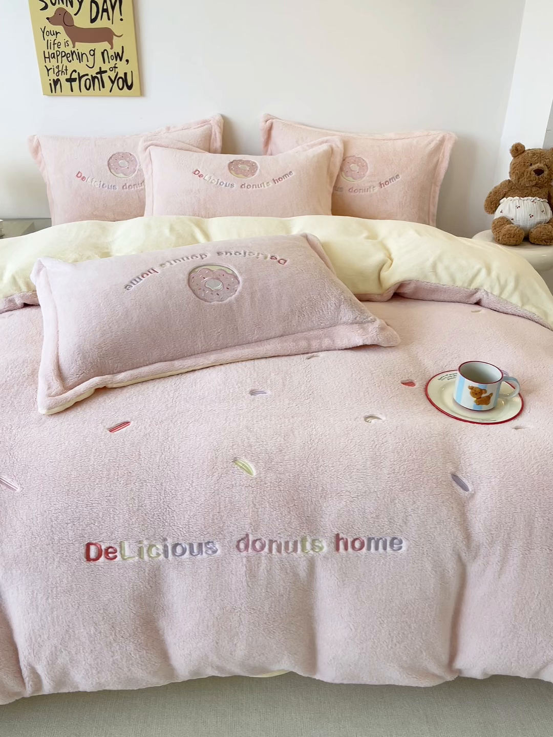 91家纺网 家纺一手货源 找家纺 梦幻之城 2025新款牛奶绒四件套洛可可-朵绒系列 甜甜圈-靓粉+奶黄