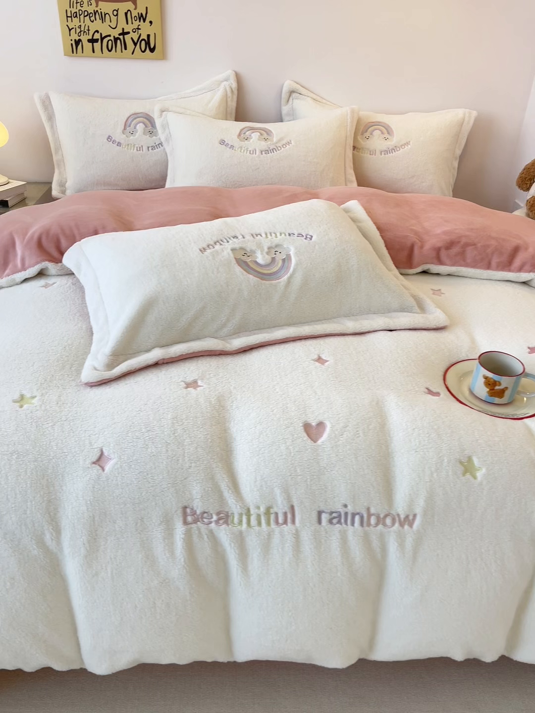91家纺网 家纺一手货源 找家纺 梦幻之城 2025新款牛奶绒四件套洛可可-朵绒系列 彩虹-奶白+橙意粉