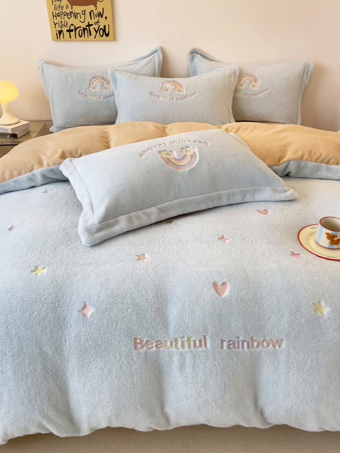 91家纺网 家纺一手货源 找家纺 梦幻之城 2025新款牛奶绒四件套洛可可-朵绒系列 彩虹-天空蓝+香槟色