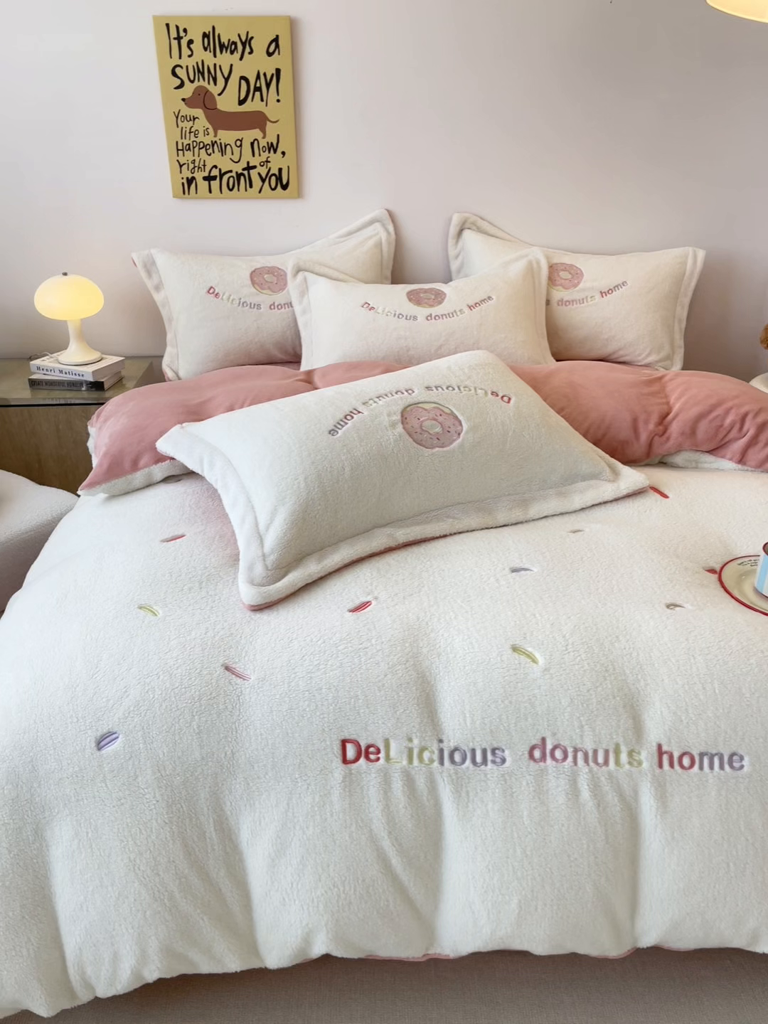 91家纺网 家纺一手货源 找家纺 梦幻之城 2025新款牛奶绒四件套洛可可-朵绒系列 甜甜圈-奶白+橙意粉