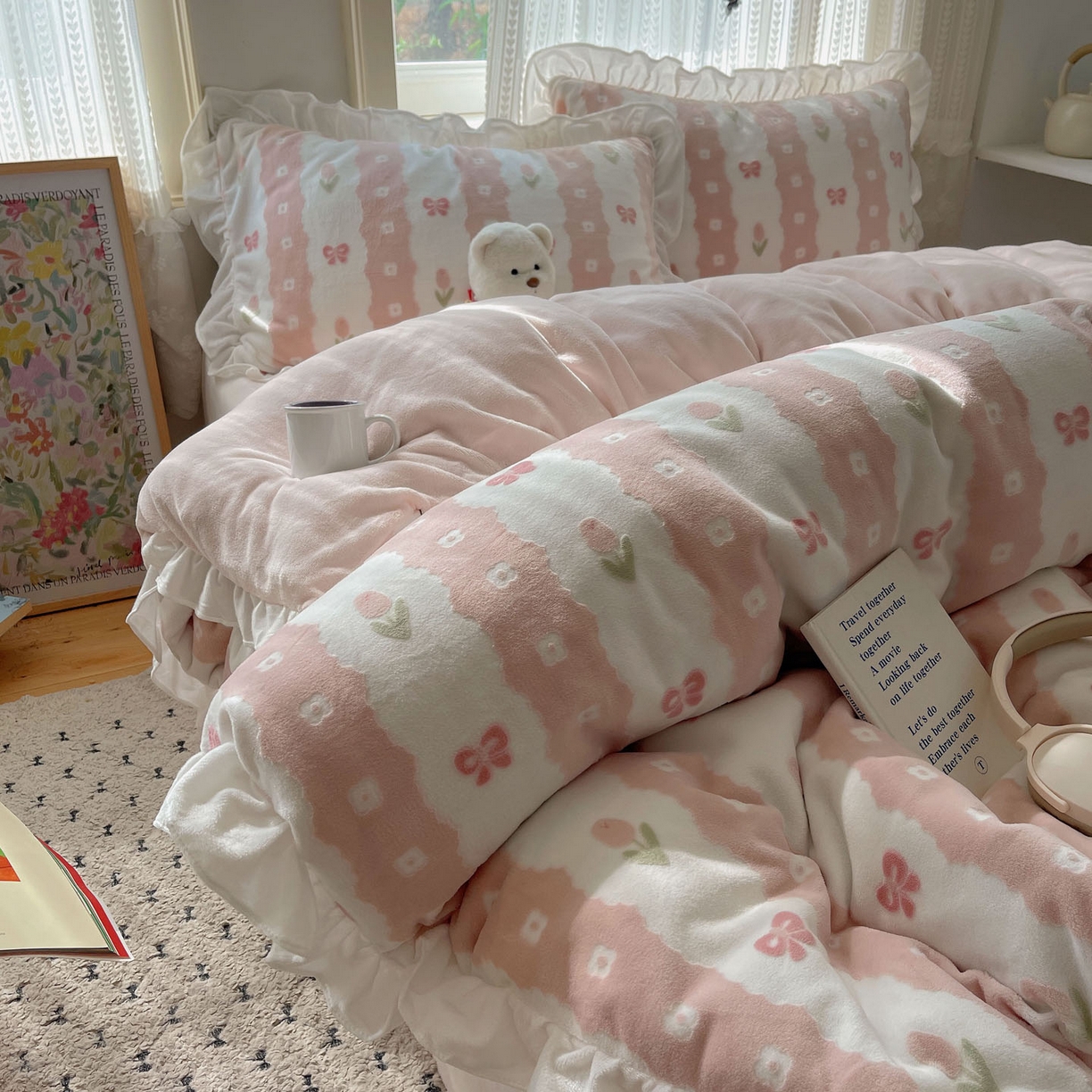 91家纺网 家纺一手货源 找家纺 三朵家纺 2025新款韩系花边雕花绒牛奶绒法莱绒四件套 恋花小经粉