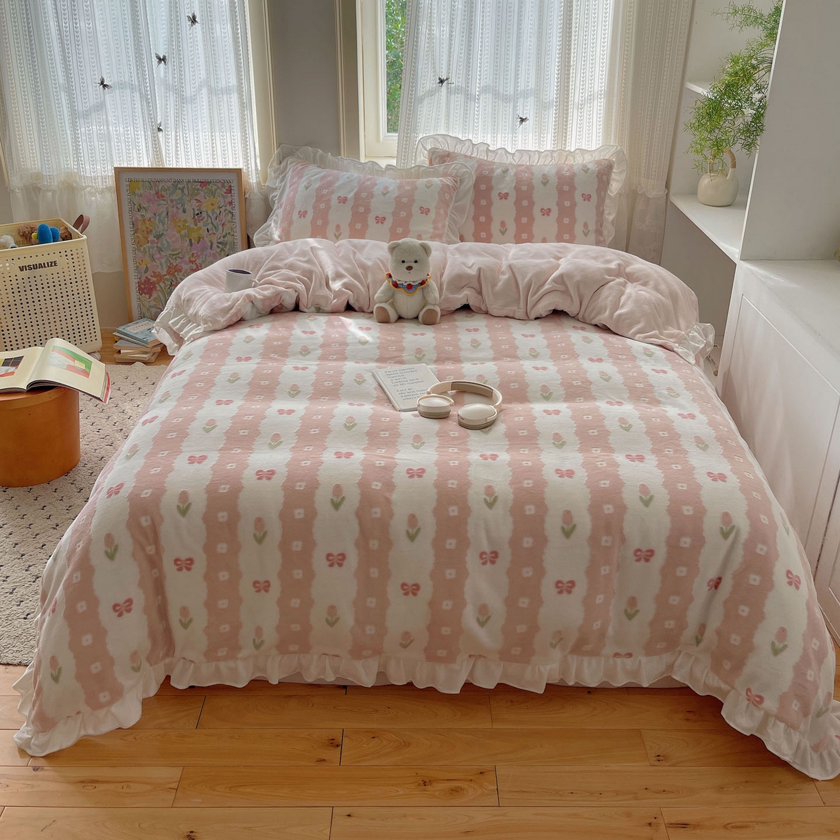 91家纺网 家纺一手货源 找家纺 三朵家纺 2025新款韩系花边雕花绒牛奶绒法莱绒四件套 恋花小经粉