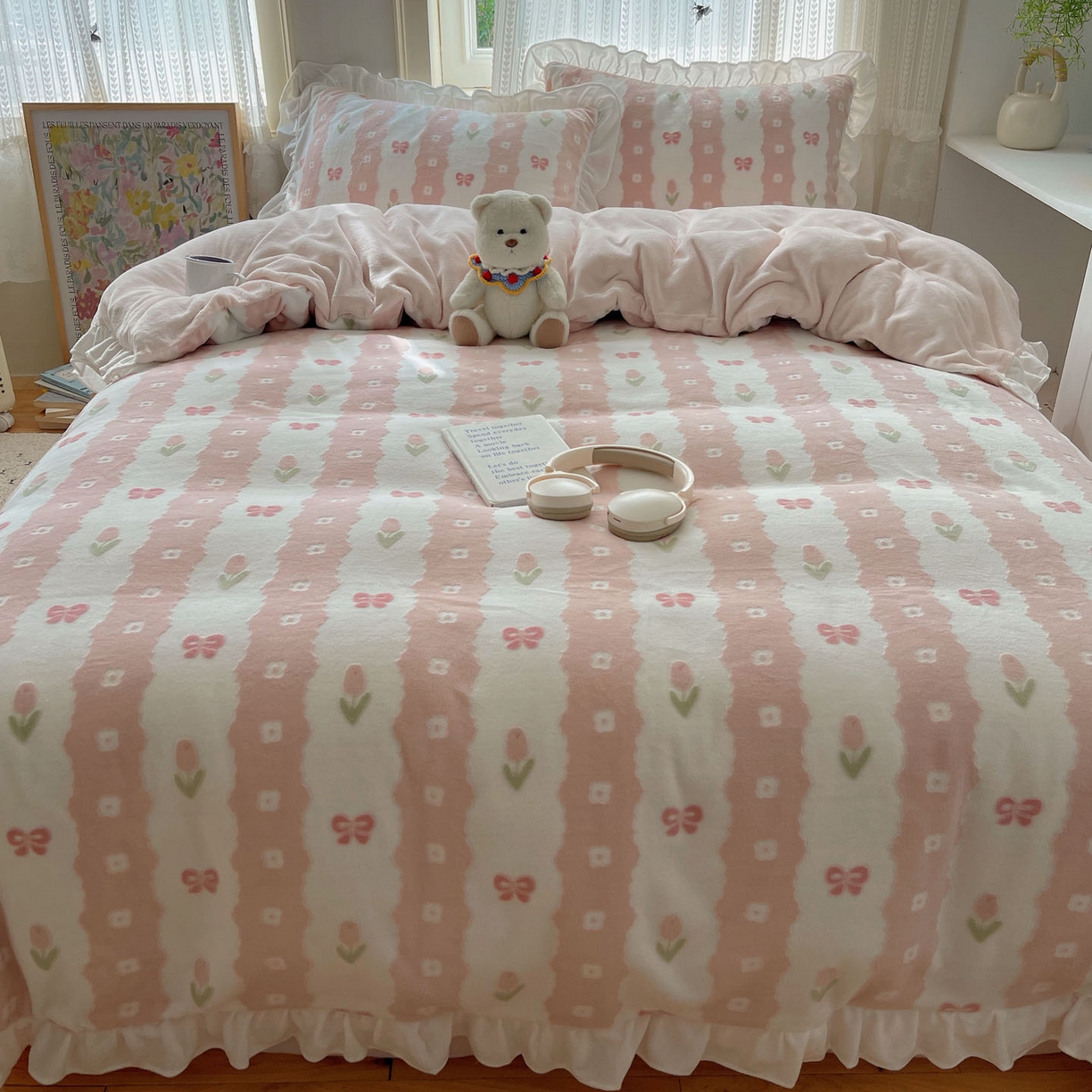 91家纺网 家纺一手货源 找家纺 三朵家纺 2025新款韩系花边雕花绒牛奶绒法莱绒四件套 恋花小经粉