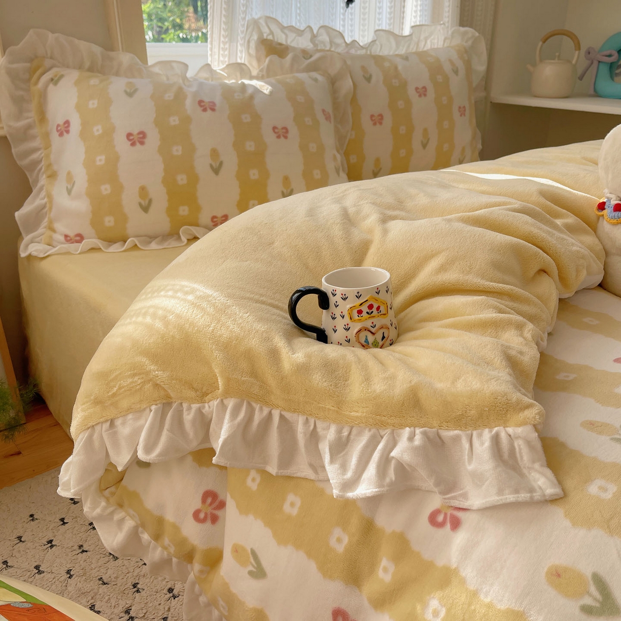 91家纺网 家纺一手货源 找家纺 三朵家纺 2025新款韩系花边雕花绒牛奶绒法莱绒四件套 恋花小经黄