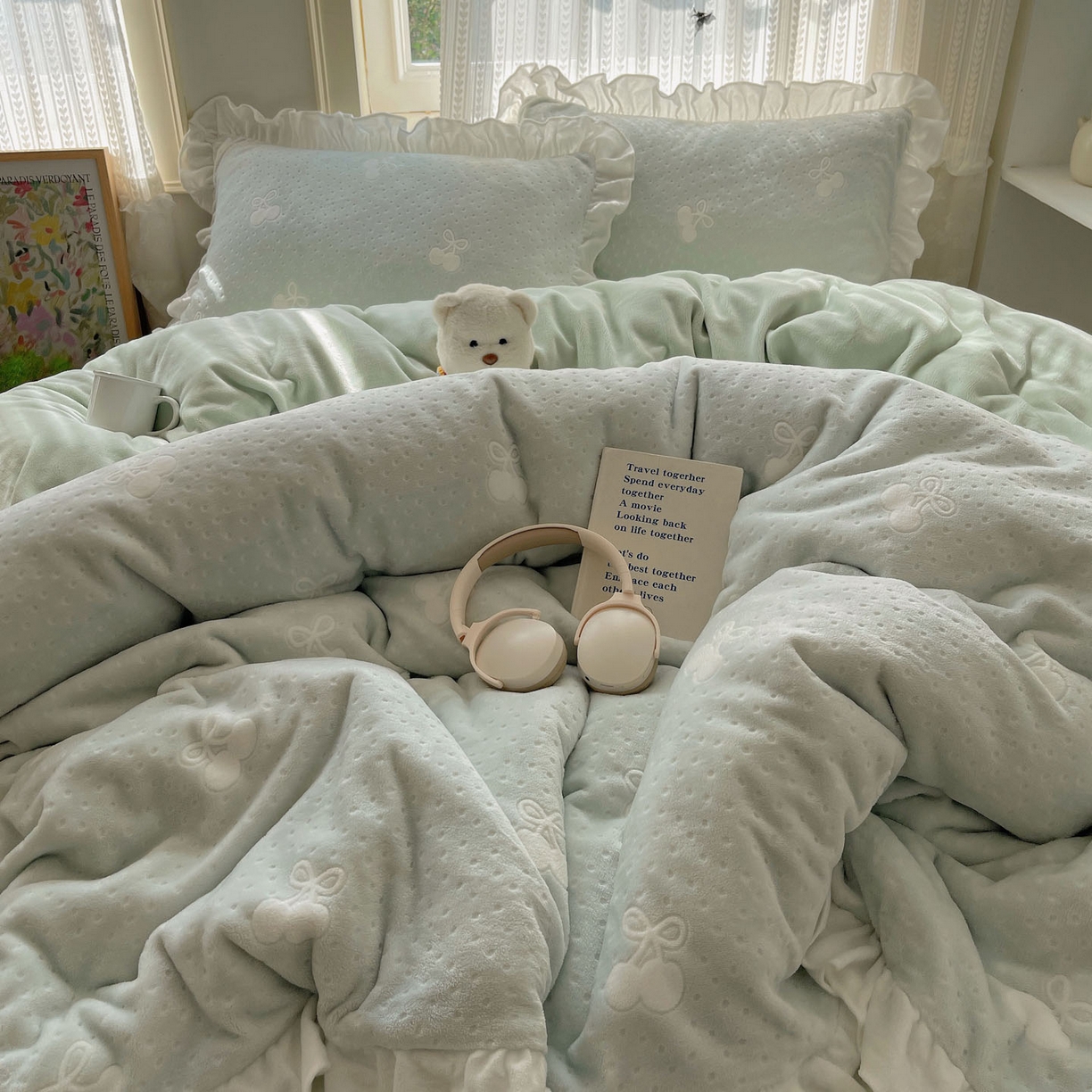 91家纺网 家纺一手货源 找家纺 三朵家纺 2025新款韩系花边雕花绒牛奶绒法莱绒四件套 茶语山樱-蓝