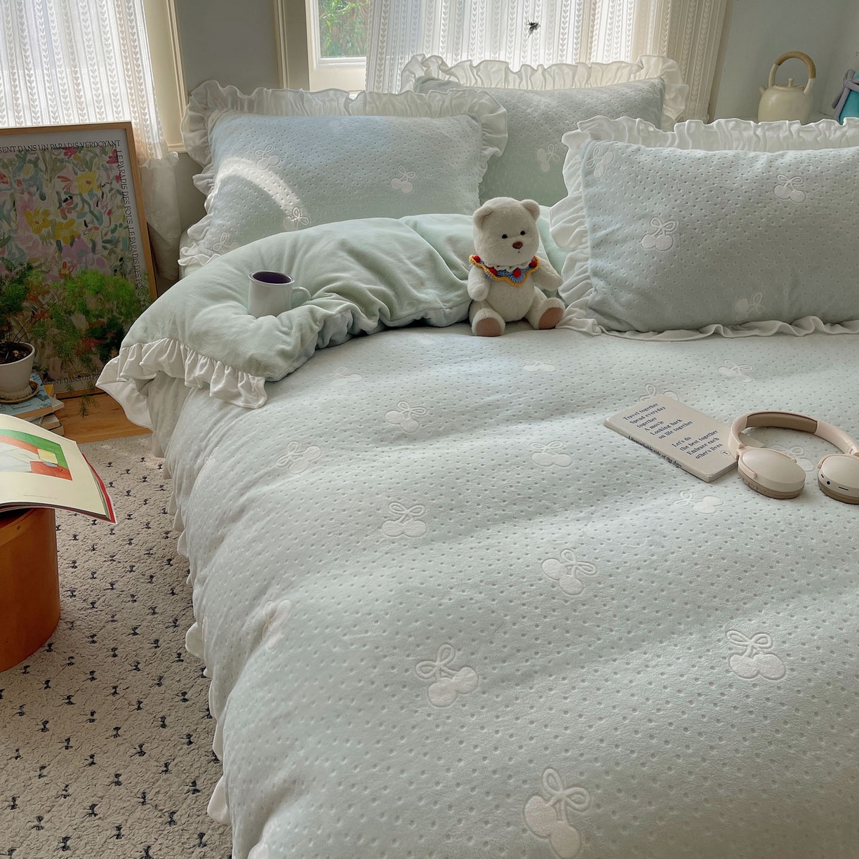 91家纺网 家纺一手货源 找家纺 三朵家纺 2025新款韩系花边雕花绒牛奶绒法莱绒四件套 茶语山樱-蓝