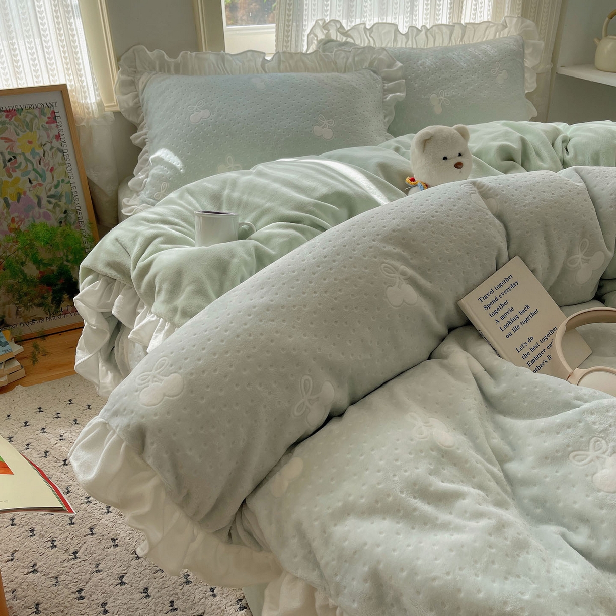 91家纺网 家纺一手货源 找家纺 三朵家纺 2025新款韩系花边雕花绒牛奶绒法莱绒四件套 茶语山樱-蓝