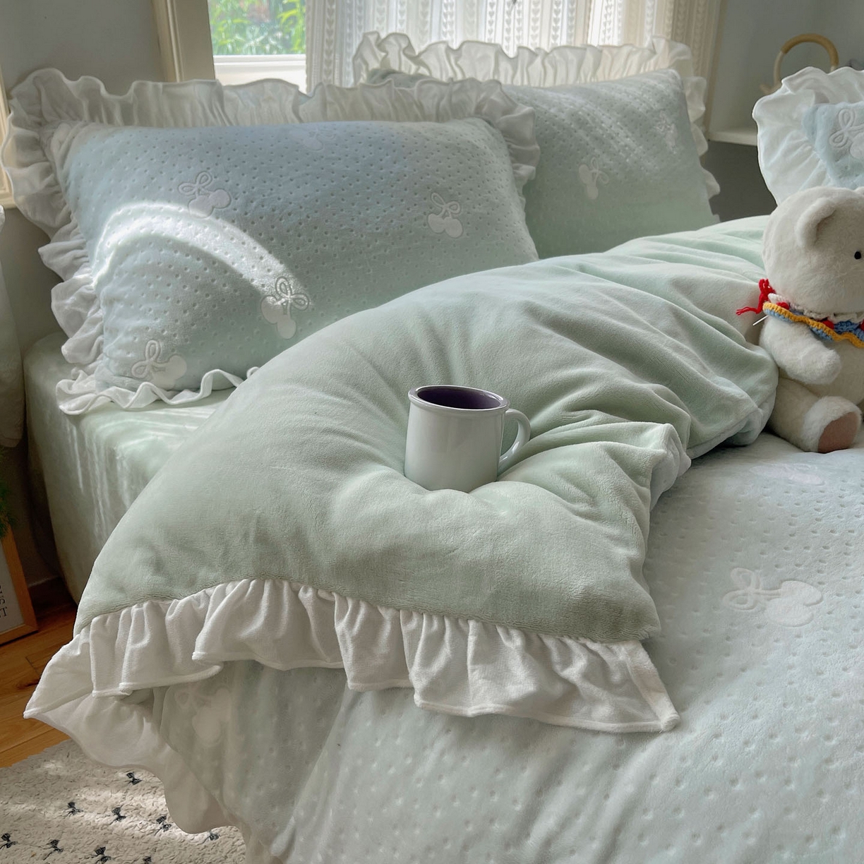 91家纺网 家纺一手货源 找家纺 三朵家纺 2025新款韩系花边雕花绒牛奶绒法莱绒四件套 茶语山樱-蓝