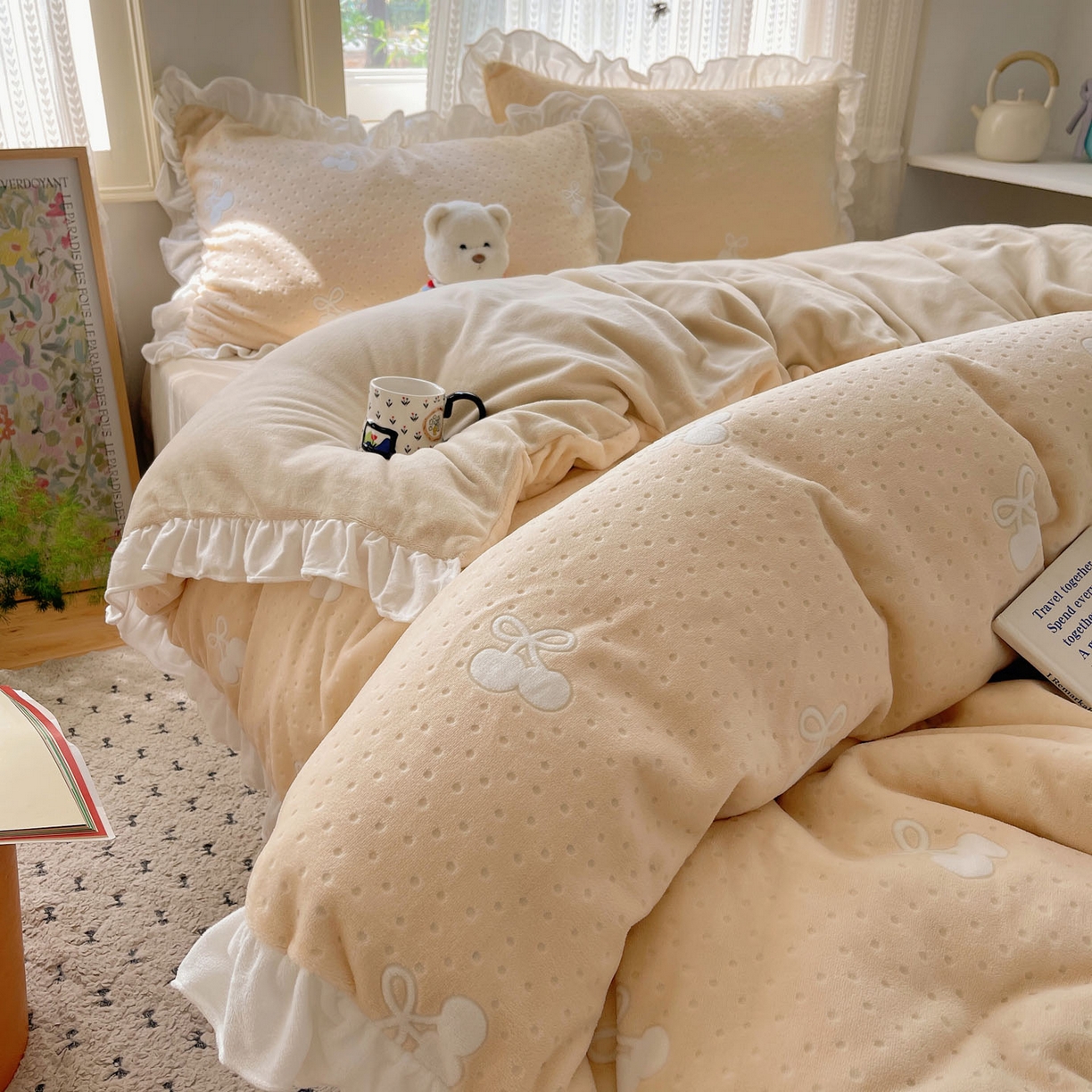 91家纺网 家纺一手货源 找家纺 三朵家纺 2025新款韩系花边雕花绒牛奶绒法莱绒四件套 茶语山樱-黄