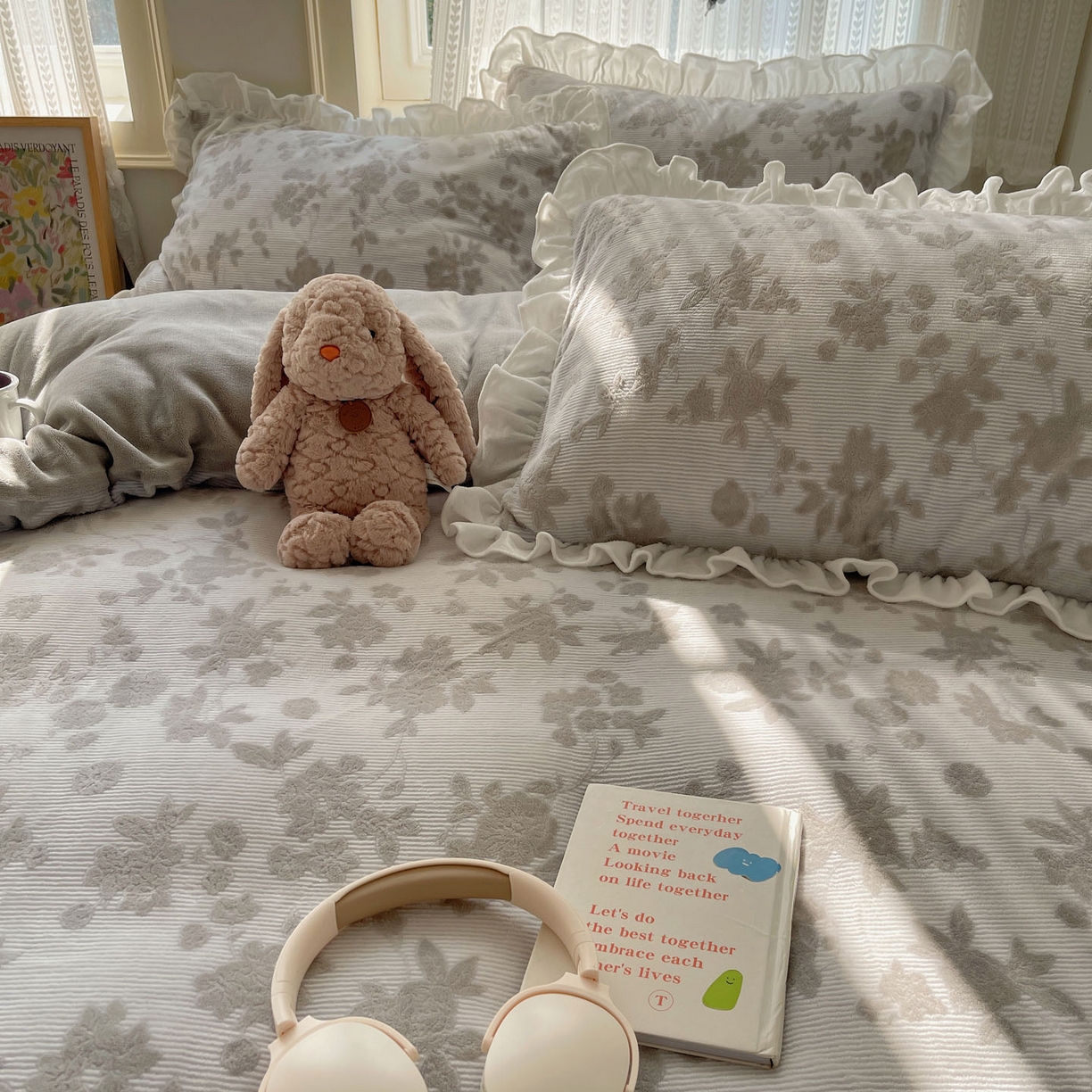 91家纺网 家纺一手货源 找家纺 三朵家纺 2025新款韩系花边雕花绒牛奶绒法莱绒四件套 蔷薇梦境