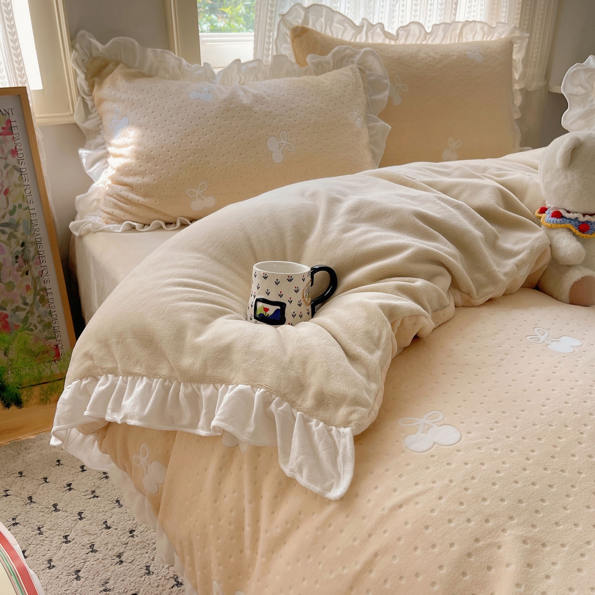 91家纺网 家纺一手货源 找家纺 三朵家纺 2025新款韩系花边雕花绒牛奶绒法莱绒四件套 茶语山樱-黄