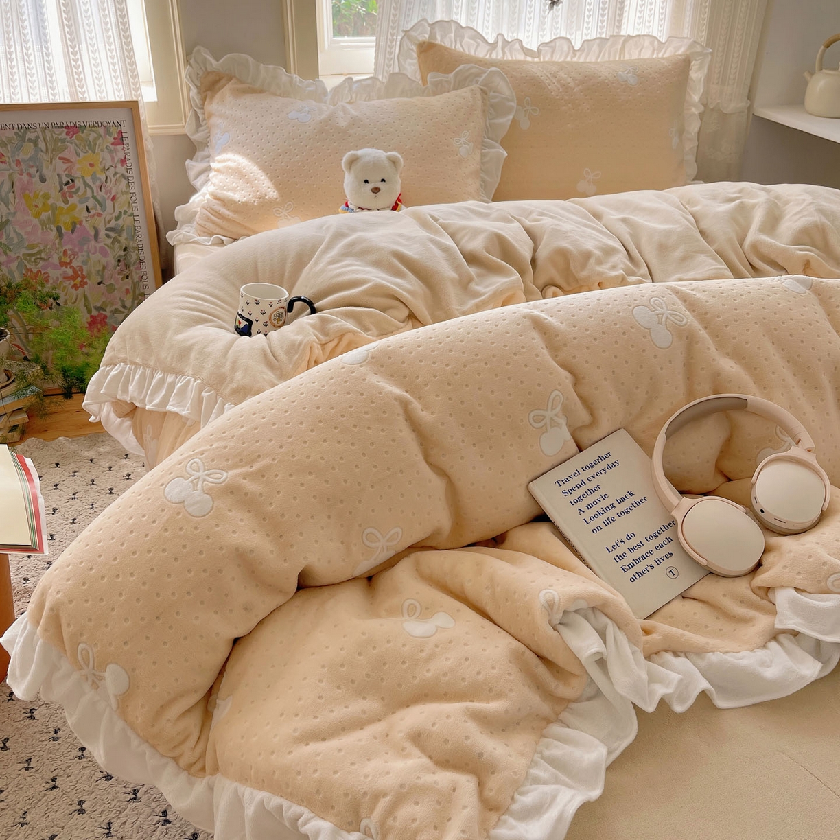 91家纺网 家纺一手货源 找家纺 三朵家纺 2025新款韩系花边雕花绒牛奶绒法莱绒四件套 茶语山樱-黄