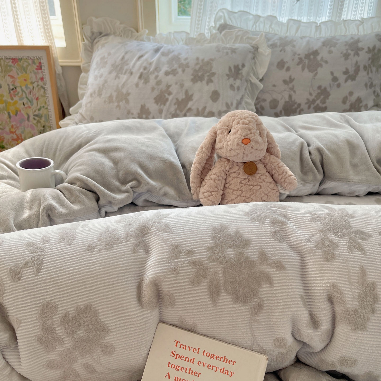 91家纺网 家纺一手货源 找家纺 三朵家纺 2025新款韩系花边雕花绒牛奶绒法莱绒四件套 蔷薇梦境