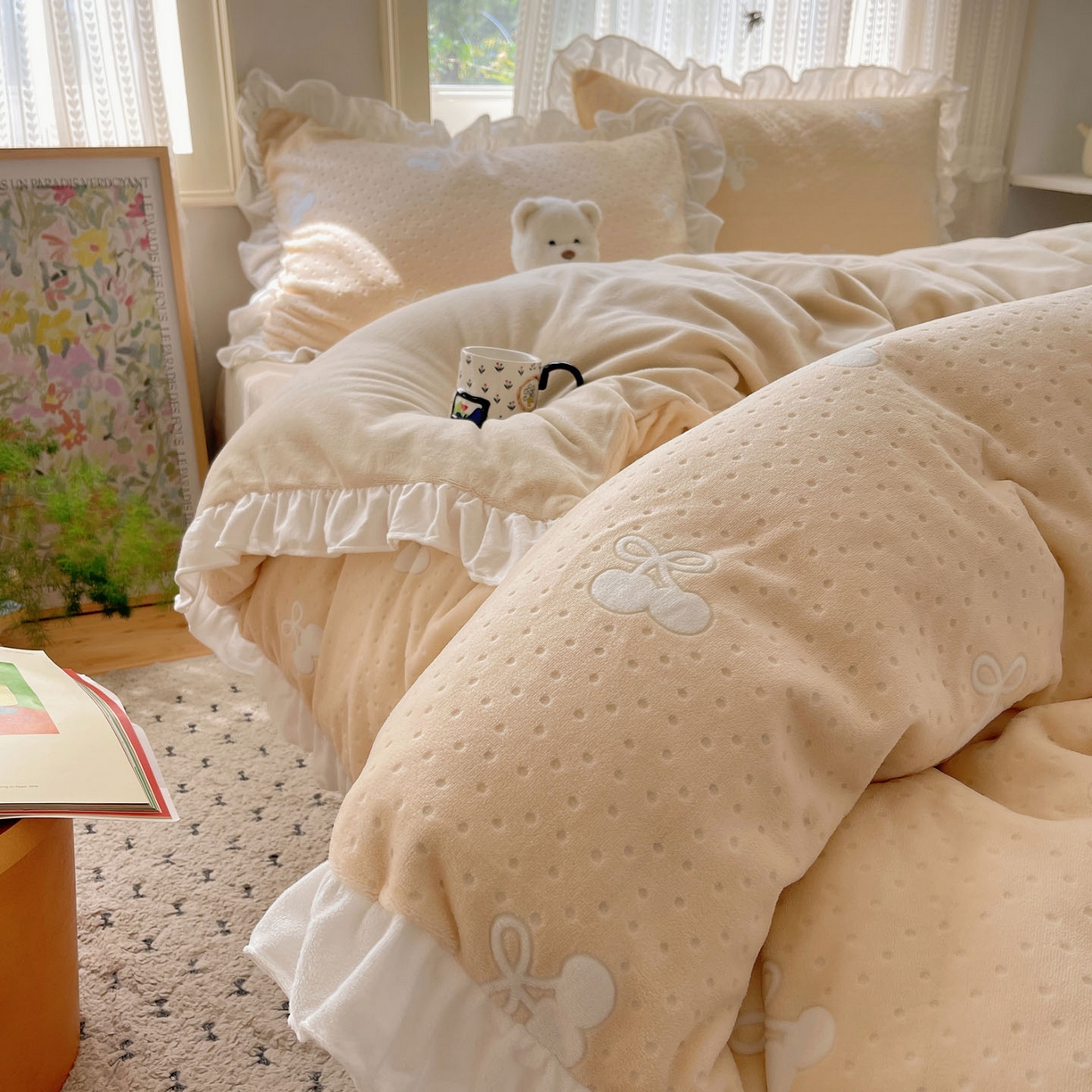 91家纺网 家纺一手货源 找家纺 三朵家纺 2025新款韩系花边雕花绒牛奶绒法莱绒四件套 茶语山樱-黄