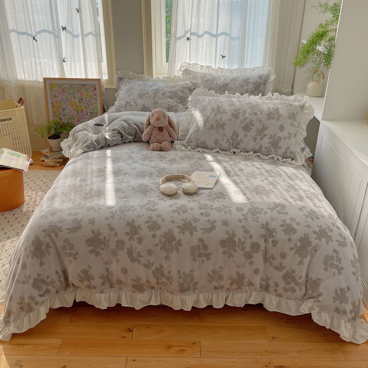 91家纺网 家纺一手货源 找家纺 三朵家纺 2025新款韩系花边雕花绒牛奶绒法莱绒四件套 蔷薇梦境