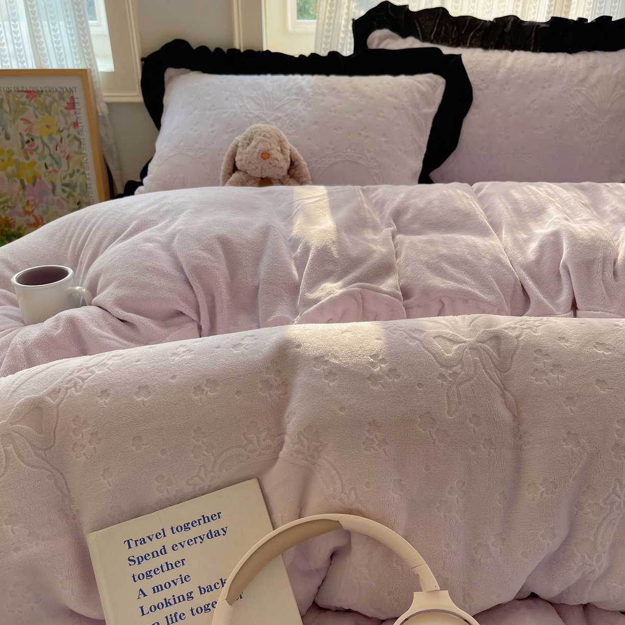 91家纺网 家纺一手货源 找家纺 三朵家纺 2025新款韩系花边雕花绒牛奶绒法莱绒四件套 屋顶花园-紫