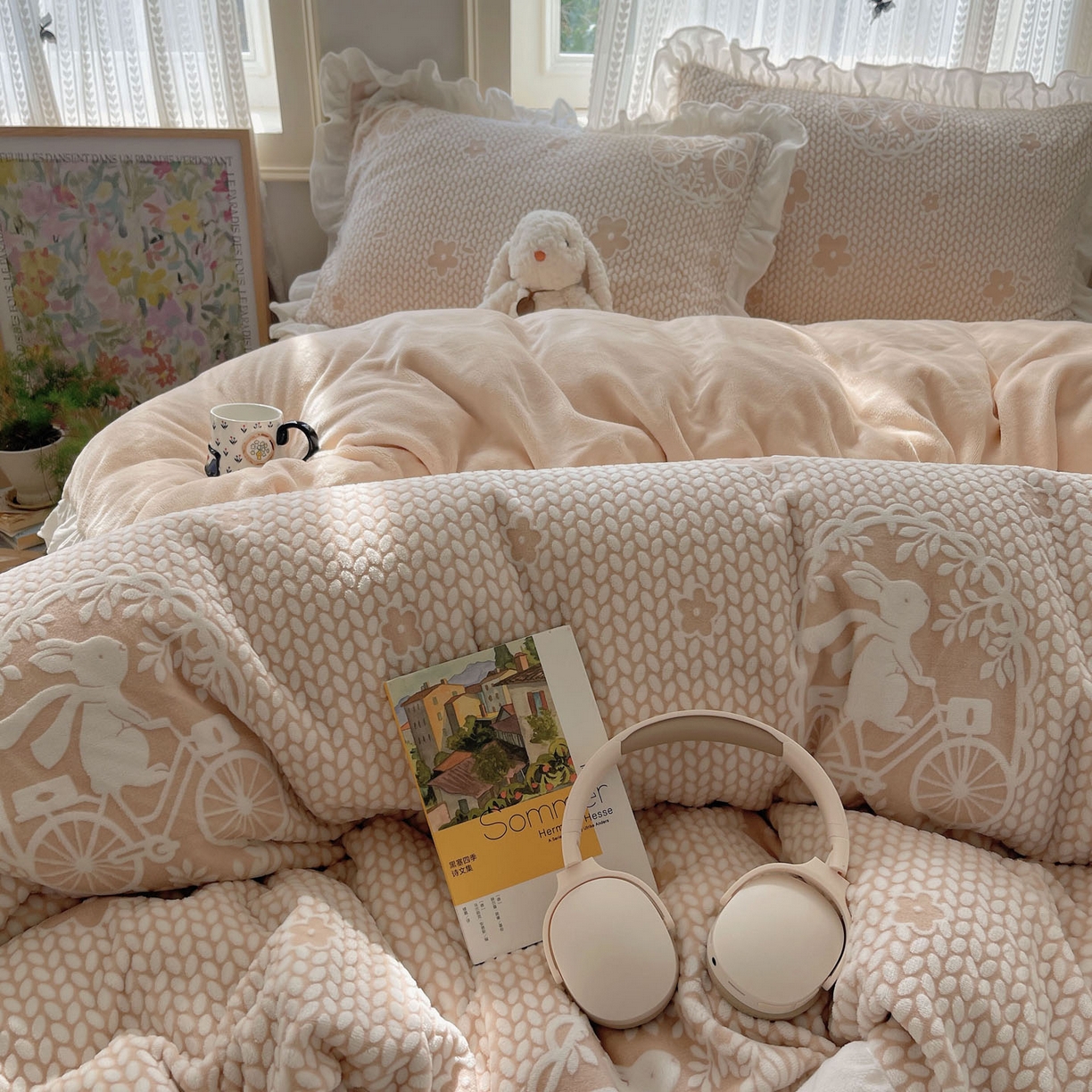 91家纺网 家纺一手货源 找家纺 三朵家纺 2025新款韩系花边雕花绒牛奶绒法莱绒四件套 精灵兔