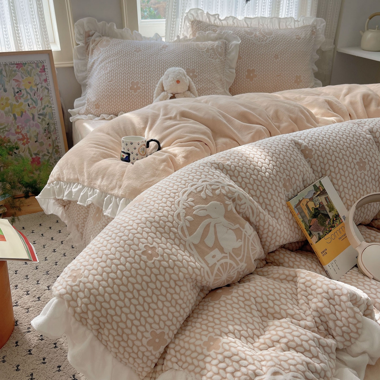 91家纺网 家纺一手货源 找家纺 三朵家纺 2025新款韩系花边雕花绒牛奶绒法莱绒四件套 精灵兔