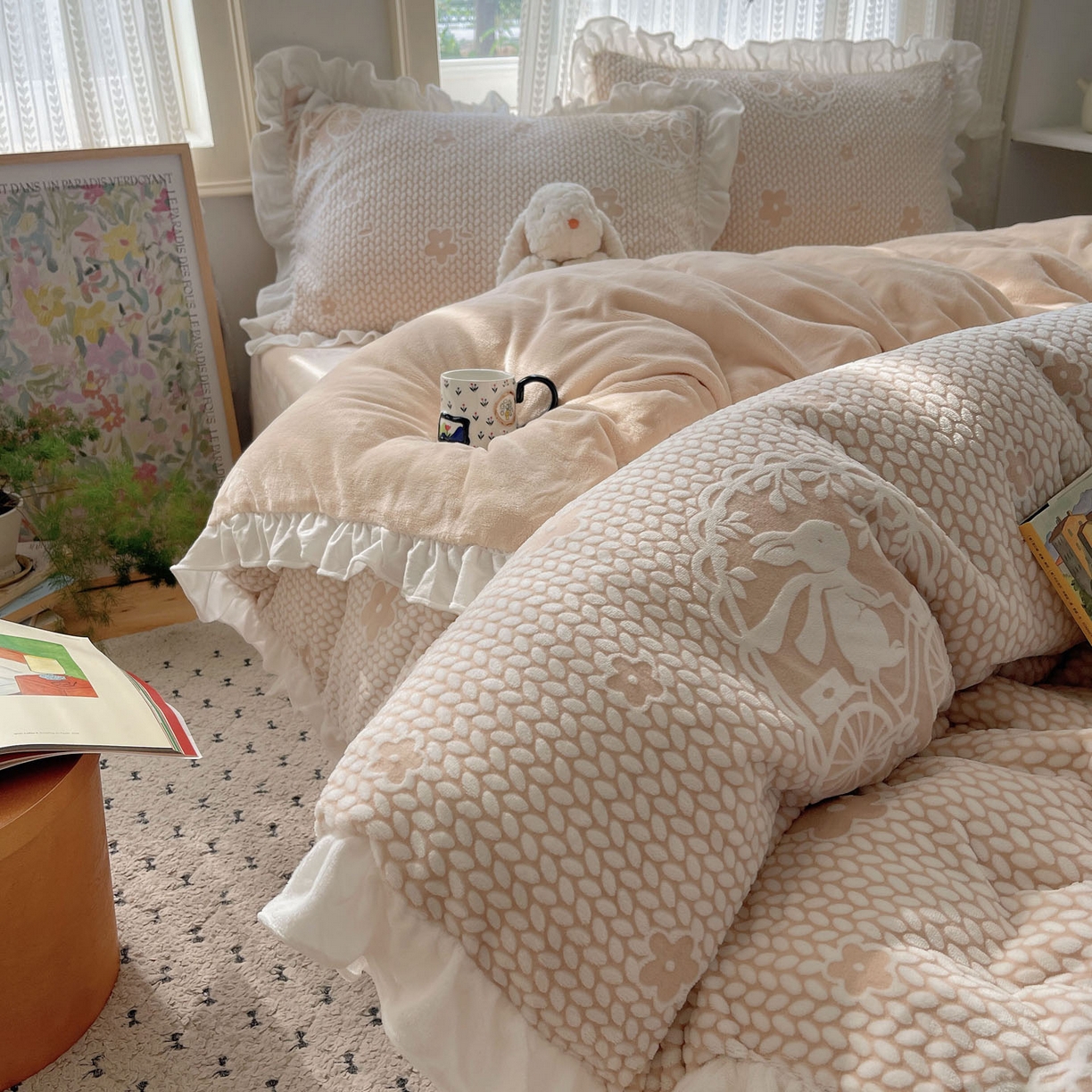 91家纺网 家纺一手货源 找家纺 三朵家纺 2025新款韩系花边雕花绒牛奶绒法莱绒四件套 精灵兔