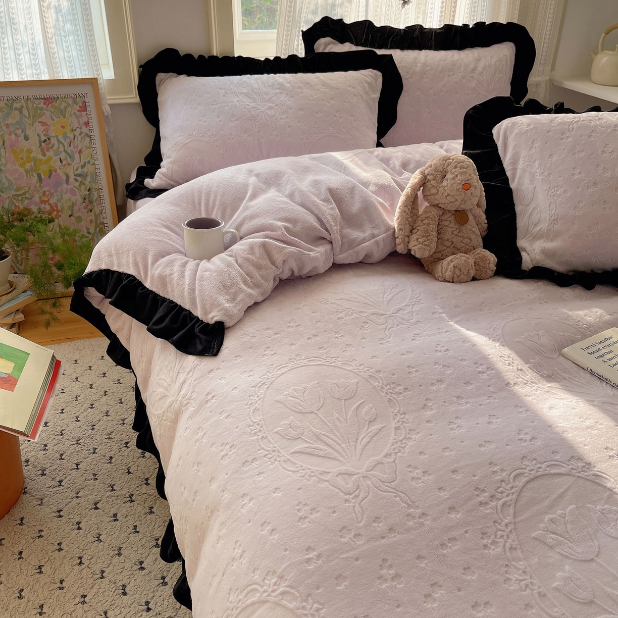 91家纺网 家纺一手货源 找家纺 三朵家纺 2025新款韩系花边雕花绒牛奶绒法莱绒四件套 屋顶花园-紫