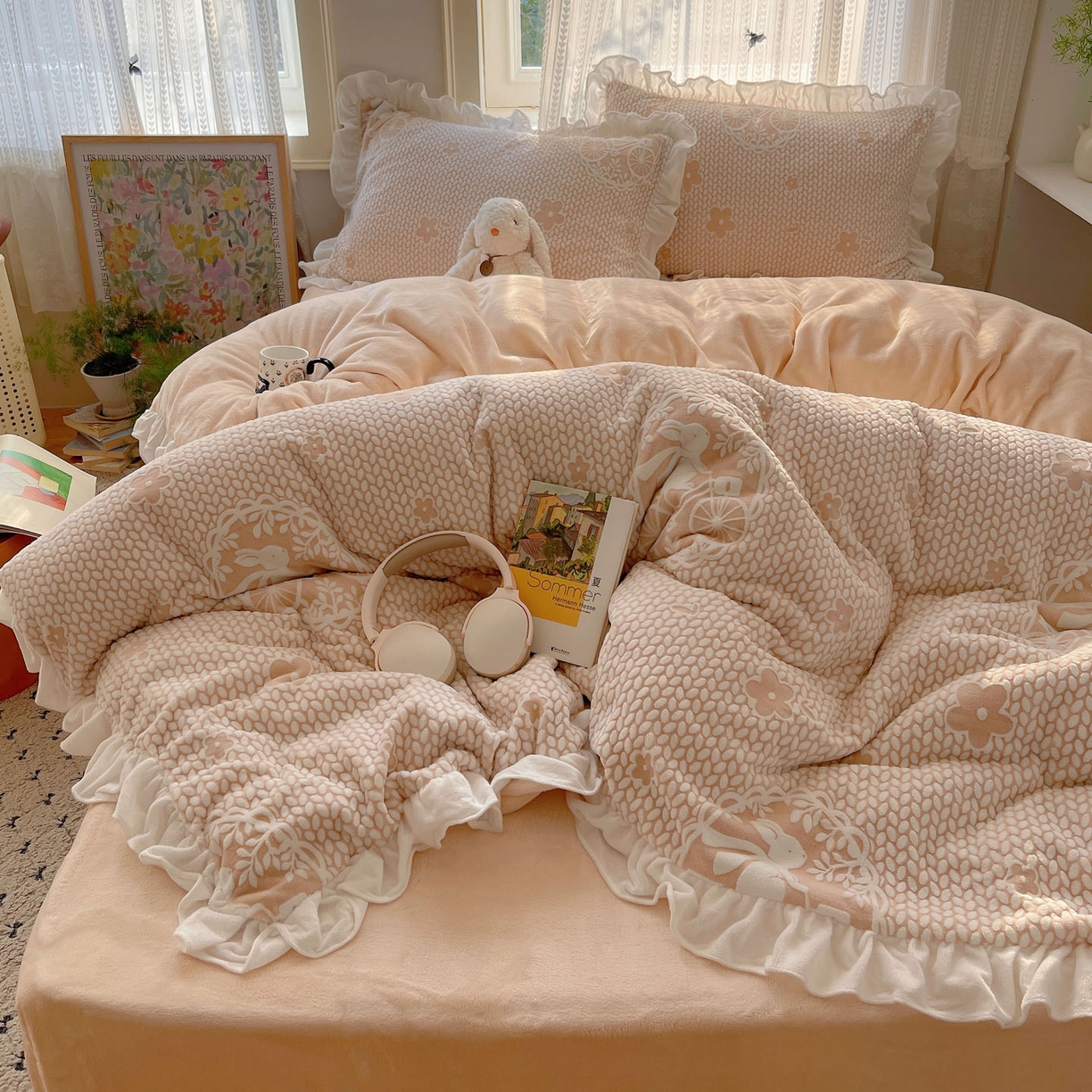 91家纺网 家纺一手货源 找家纺 三朵家纺 2025新款韩系花边雕花绒牛奶绒法莱绒四件套 精灵兔