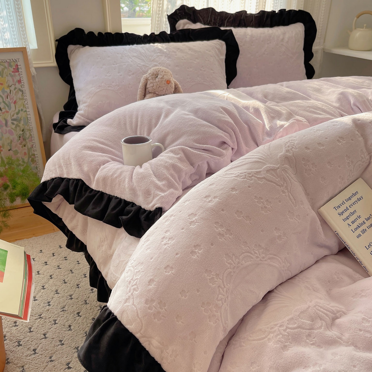 91家纺网 家纺一手货源 找家纺 三朵家纺 2025新款韩系花边雕花绒牛奶绒法莱绒四件套 屋顶花园-紫