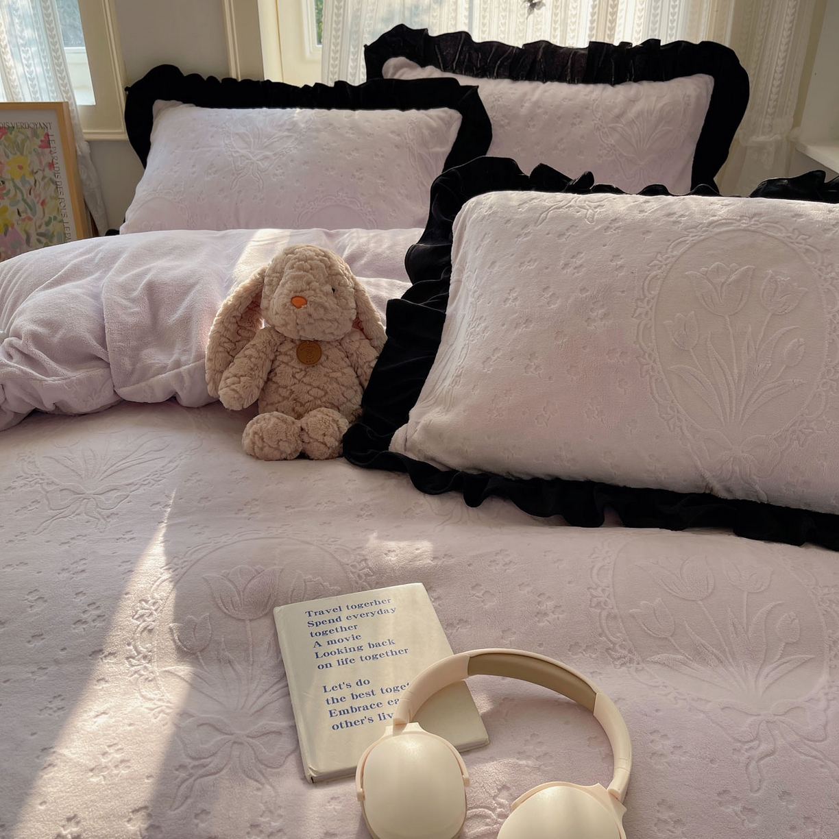 91家纺网 家纺一手货源 找家纺 三朵家纺 2025新款韩系花边雕花绒牛奶绒法莱绒四件套 屋顶花园-紫