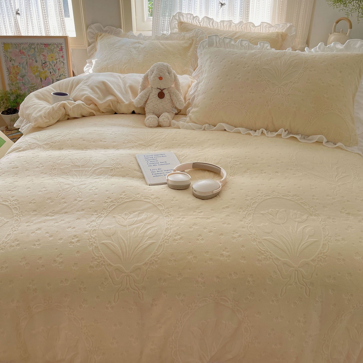 91家纺网 家纺一手货源 找家纺 三朵家纺 2025新款韩系花边雕花绒牛奶绒法莱绒四件套 屋顶花园-黄