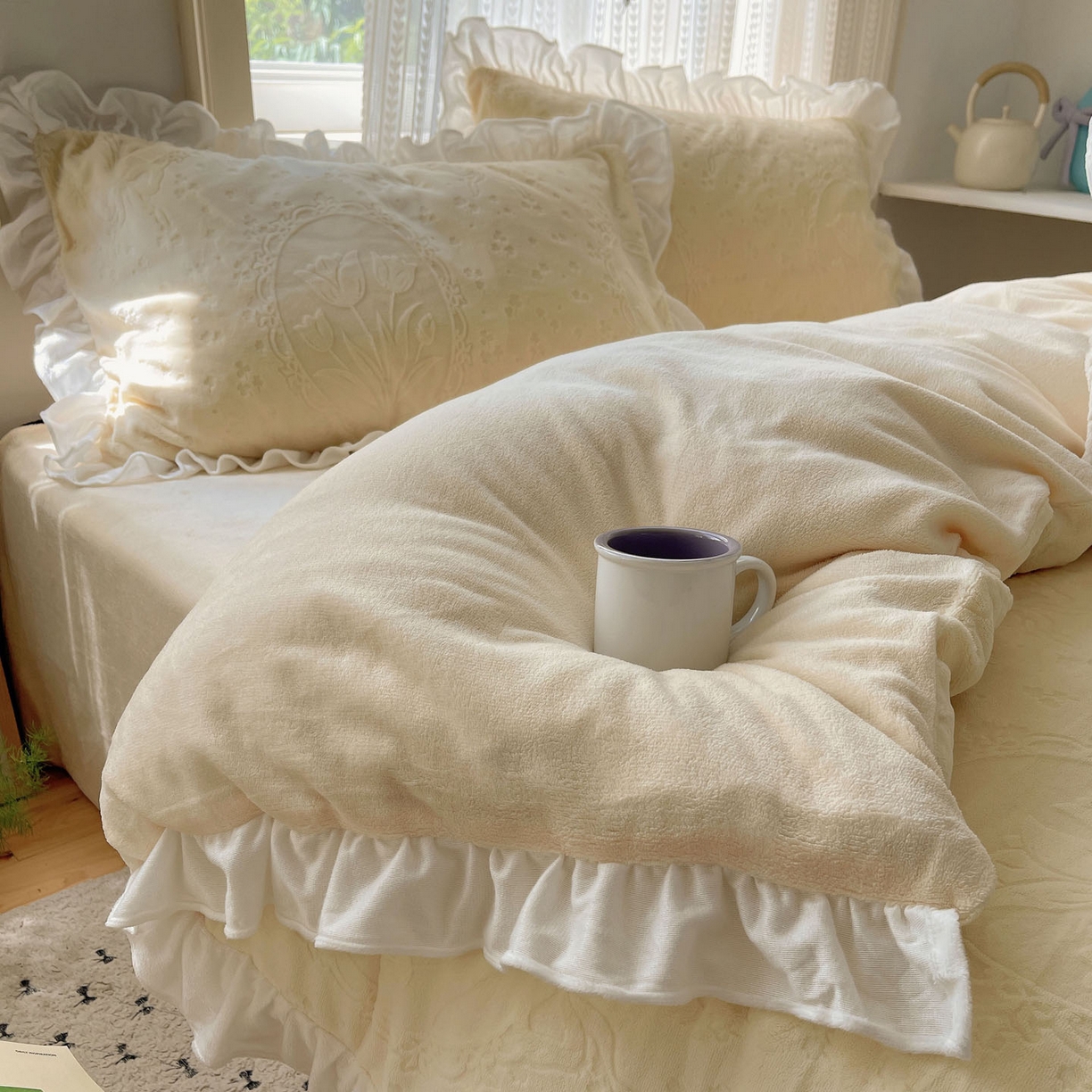 91家纺网 家纺一手货源 找家纺 三朵家纺 2025新款韩系花边雕花绒牛奶绒法莱绒四件套 屋顶花园-黄