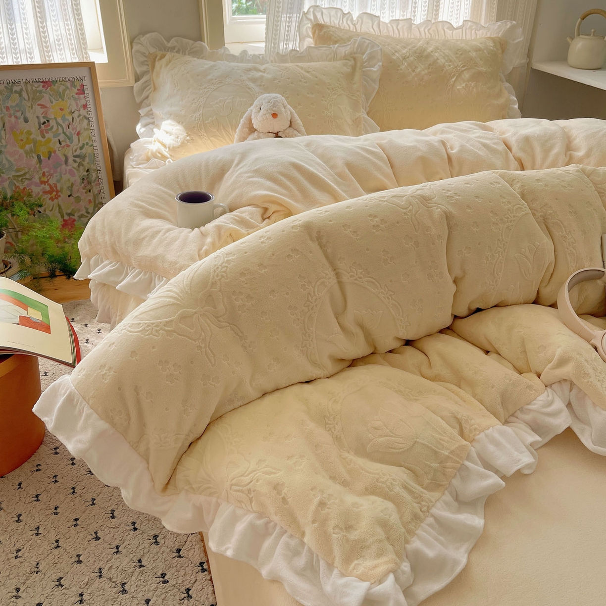 91家纺网 家纺一手货源 找家纺 三朵家纺 2025新款韩系花边雕花绒牛奶绒法莱绒四件套 屋顶花园-黄