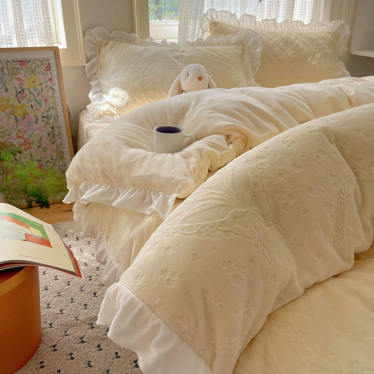 91家纺网 家纺一手货源 找家纺 三朵家纺 2025新款韩系花边雕花绒牛奶绒法莱绒四件套 屋顶花园-黄