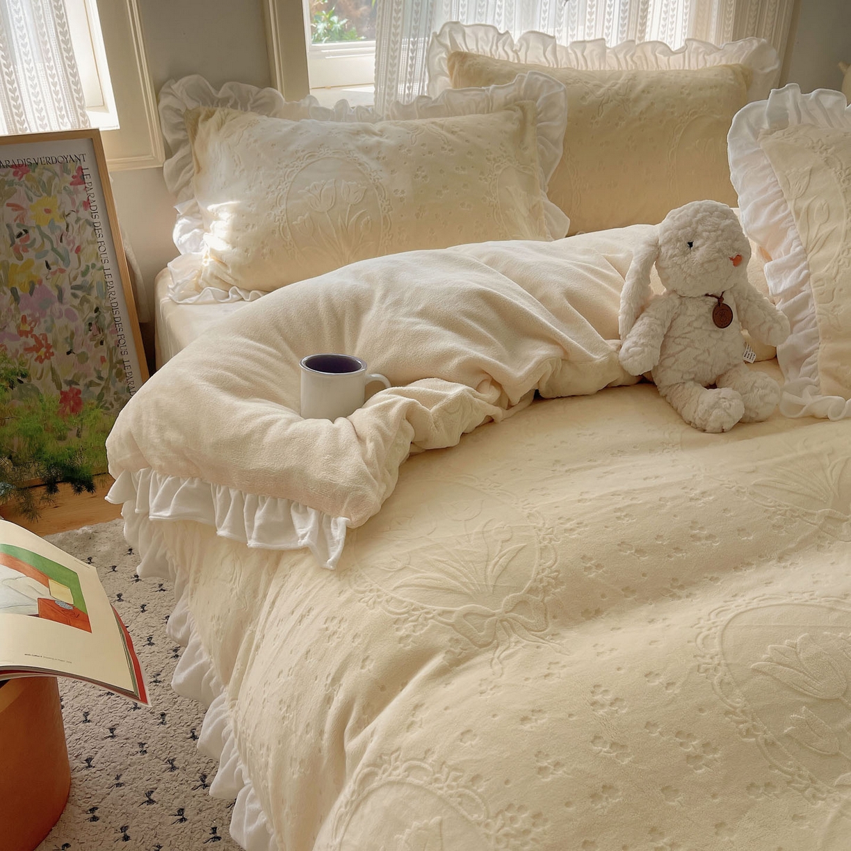 91家纺网 家纺一手货源 找家纺 三朵家纺 2025新款韩系花边雕花绒牛奶绒法莱绒四件套 屋顶花园-黄