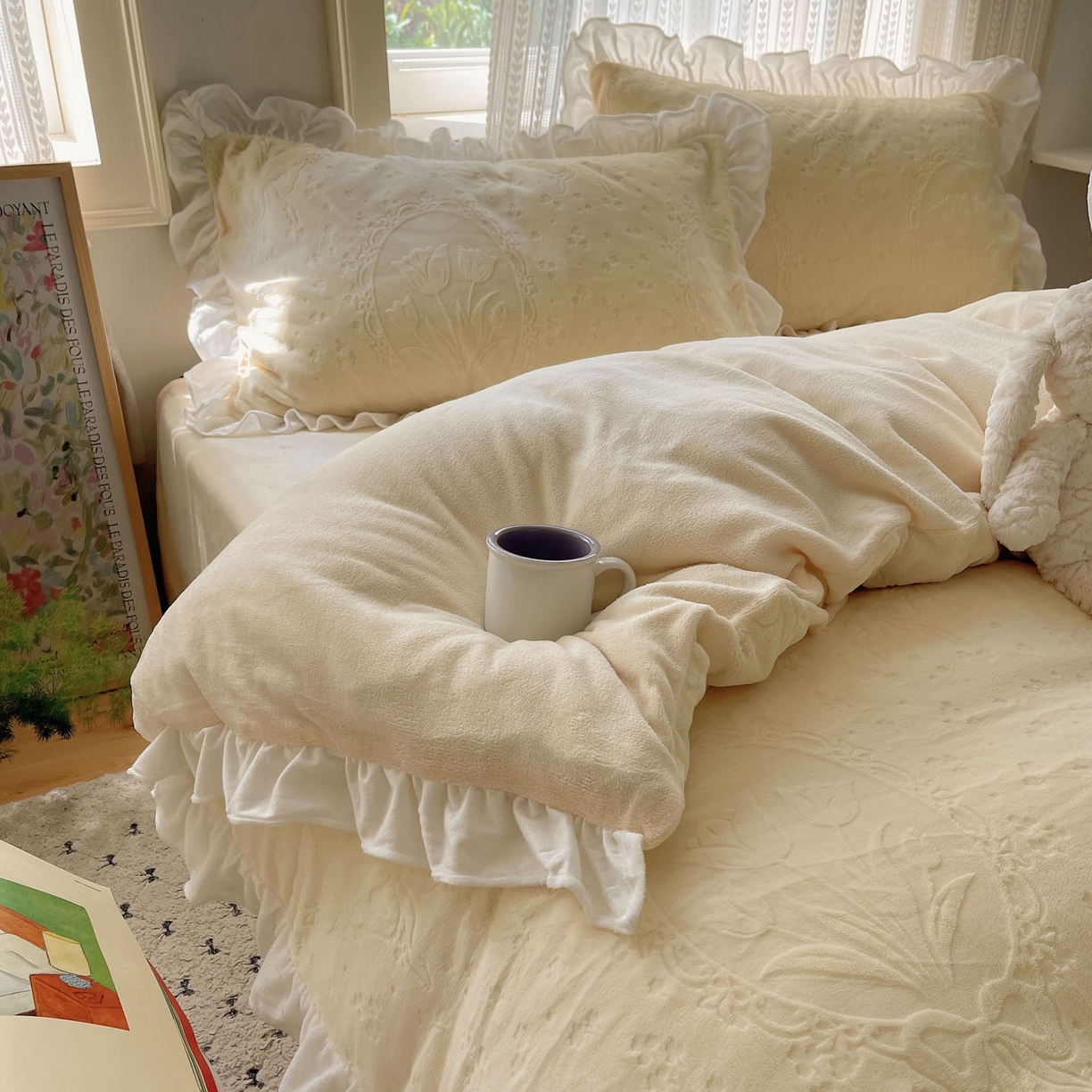 91家纺网 家纺一手货源 找家纺 三朵家纺 2025新款韩系花边雕花绒牛奶绒法莱绒四件套 屋顶花园-黄