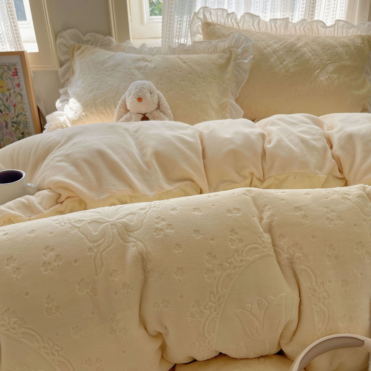 91家纺网 家纺一手货源 找家纺 三朵家纺 2025新款韩系花边雕花绒牛奶绒法莱绒四件套 屋顶花园-黄