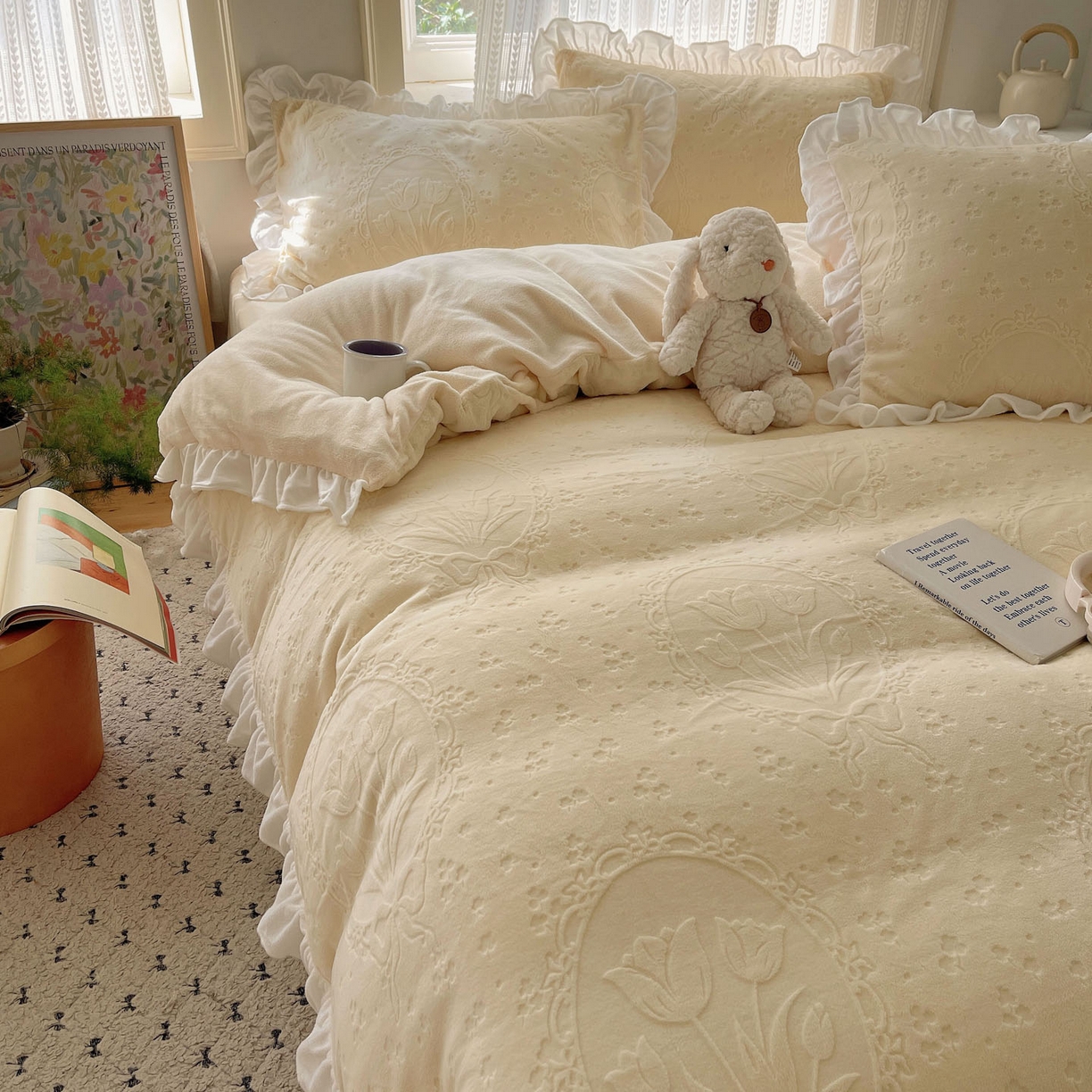 91家纺网 家纺一手货源 找家纺 三朵家纺 2025新款韩系花边雕花绒牛奶绒法莱绒四件套 屋顶花园-黄