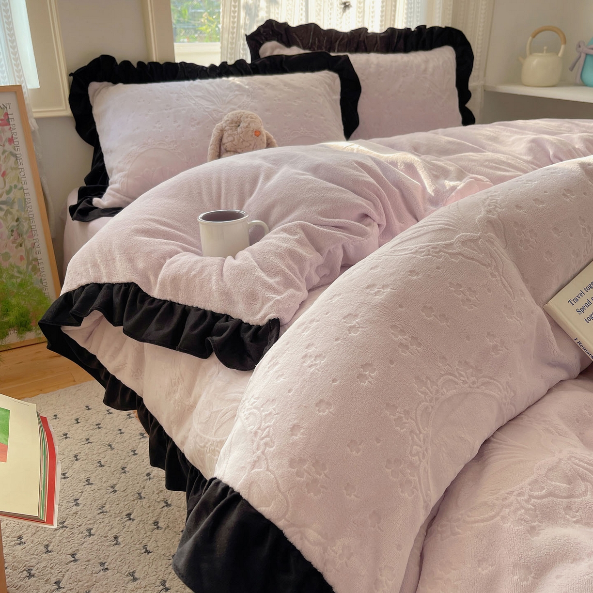 91家纺网 家纺一手货源 找家纺 三朵家纺 2025新款韩系花边雕花绒牛奶绒法莱绒四件套 屋顶花园-紫