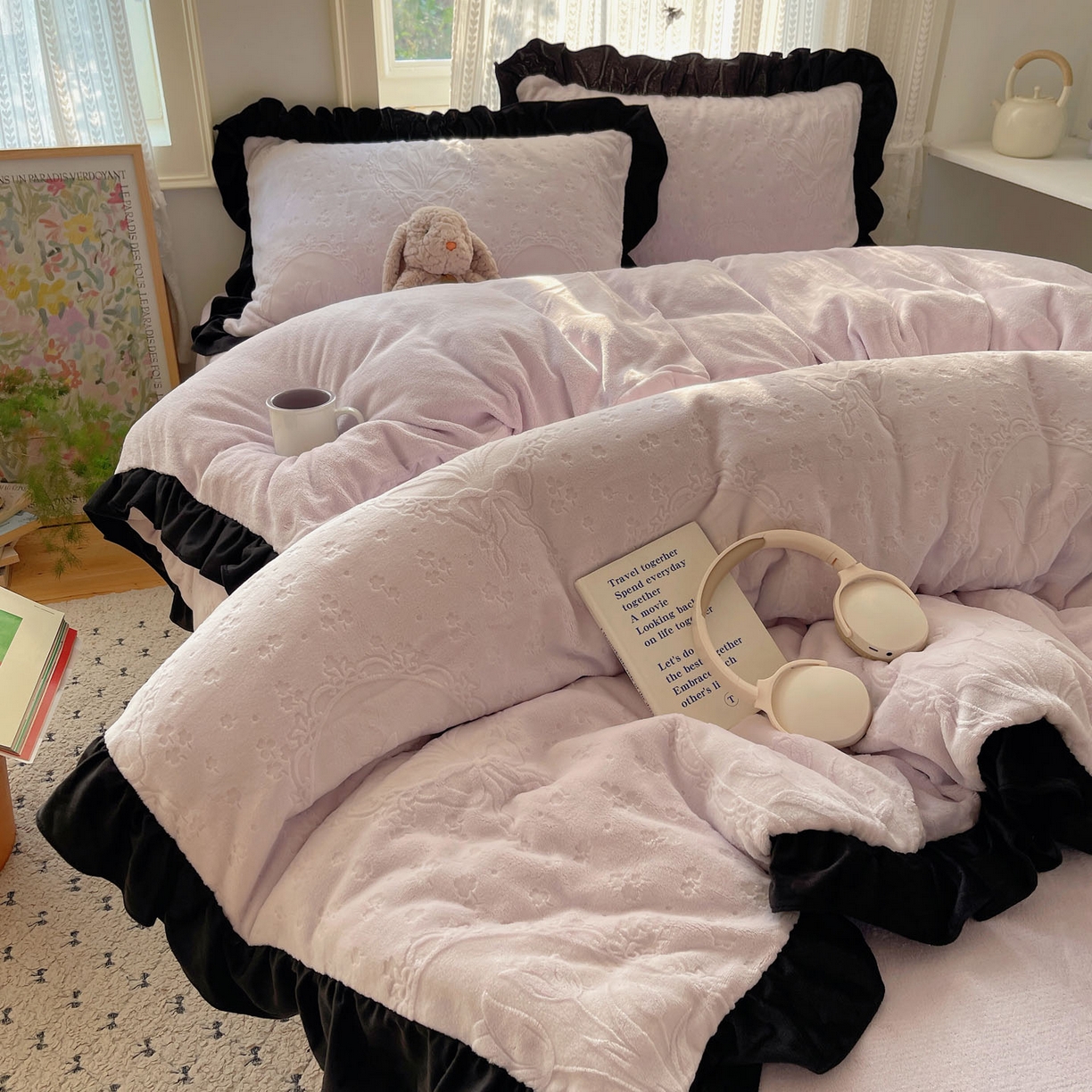 91家纺网 家纺一手货源 找家纺 三朵家纺 2025新款韩系花边雕花绒牛奶绒法莱绒四件套 屋顶花园-紫