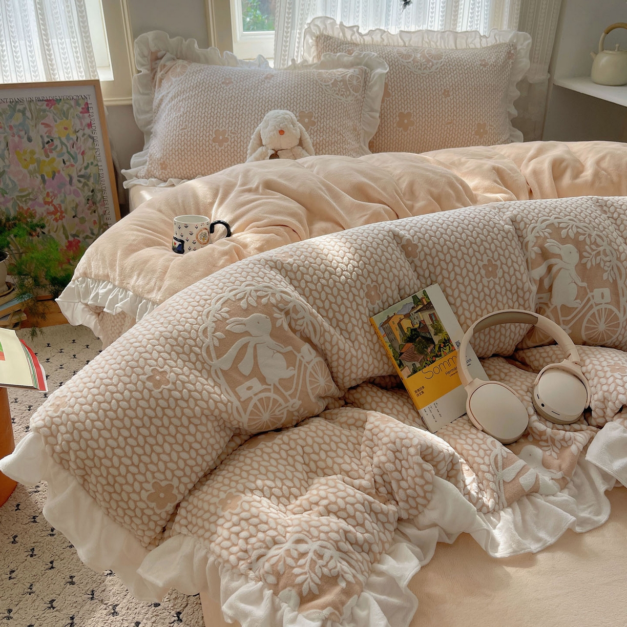 91家纺网 家纺一手货源 找家纺 三朵家纺 2025新款韩系花边雕花绒牛奶绒法莱绒四件套 精灵兔