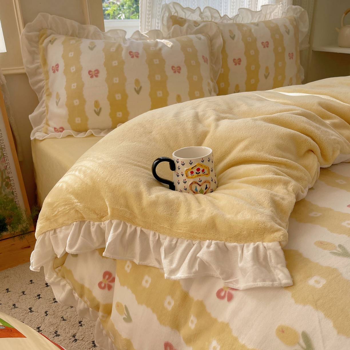 91家纺网 家纺一手货源 找家纺 三朵家纺 2025新款韩系花边雕花绒牛奶绒法莱绒四件套 恋花小经黄