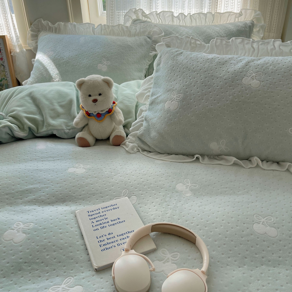 91家纺网 家纺一手货源 找家纺 三朵家纺 2025新款韩系花边雕花绒牛奶绒法莱绒四件套 茶语山樱-蓝