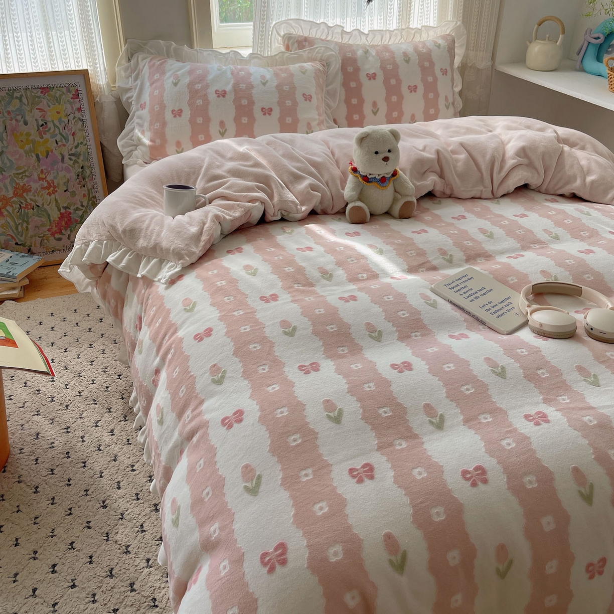 91家纺网 家纺一手货源 找家纺 三朵家纺 2025新款韩系花边雕花绒牛奶绒法莱绒四件套 恋花小经粉