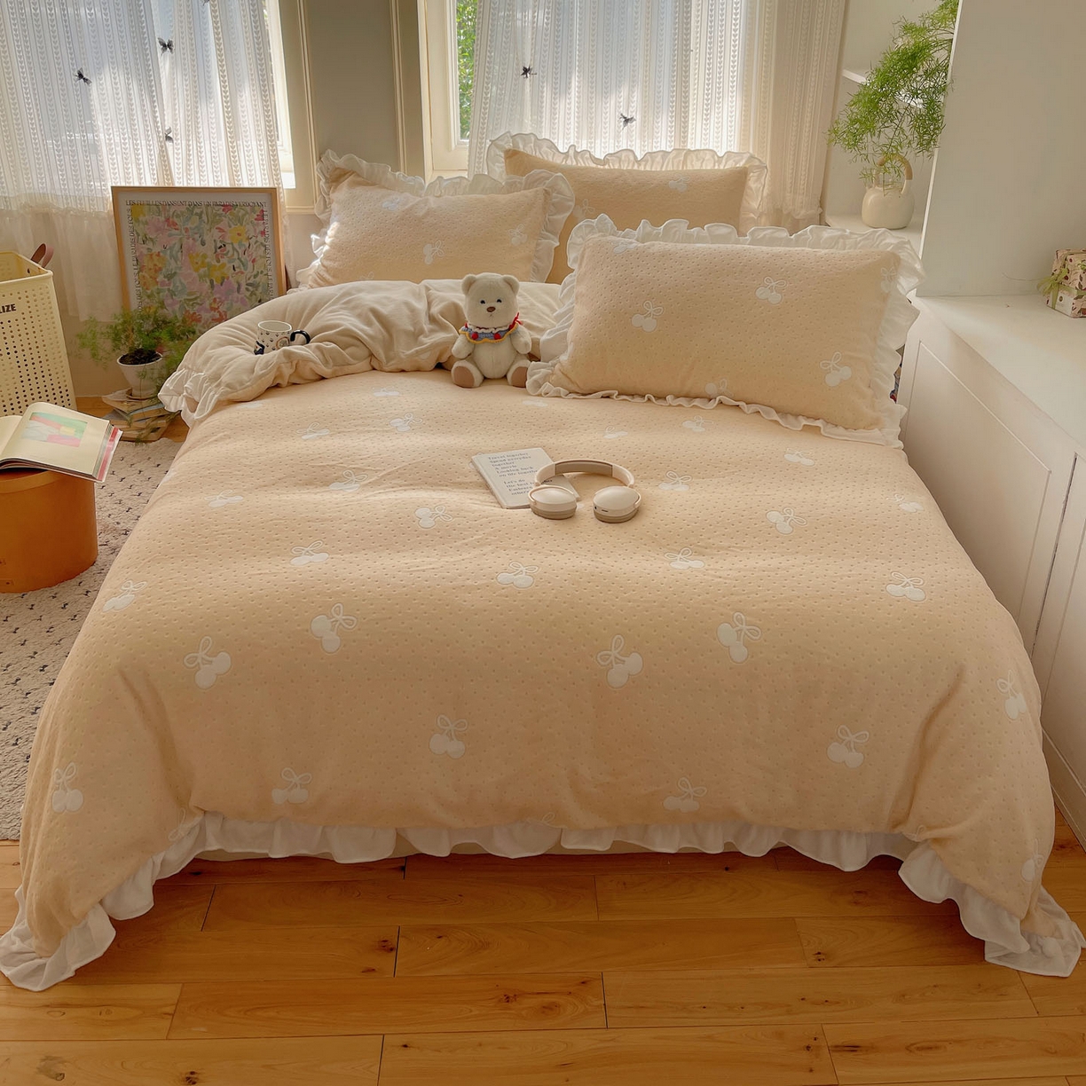 91家纺网 家纺一手货源 找家纺 三朵家纺 2025新款韩系花边雕花绒牛奶绒法莱绒四件套 茶语山樱-黄