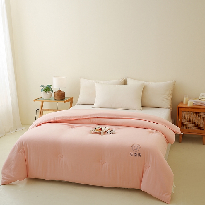 91家纺网 家纺一手货源 找家纺 爱诗诺家纺 2025新款拼色无印风新疆棉花被春秋被夏被四季被被子被芯 少女粉